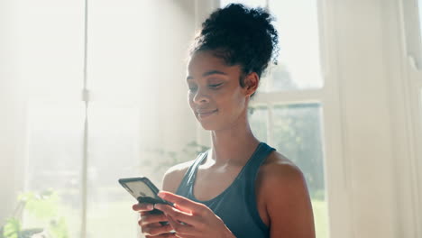 Fitness,-Teléfono-Y-Redes-Sociales-Con-Una-Mujer.