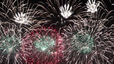 coloridos fuegos artificiales explotando en el cielo nocturno. celebraciones y eventos en colores brillantes.