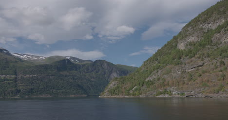 vista del ferry de geiranger 4k 03