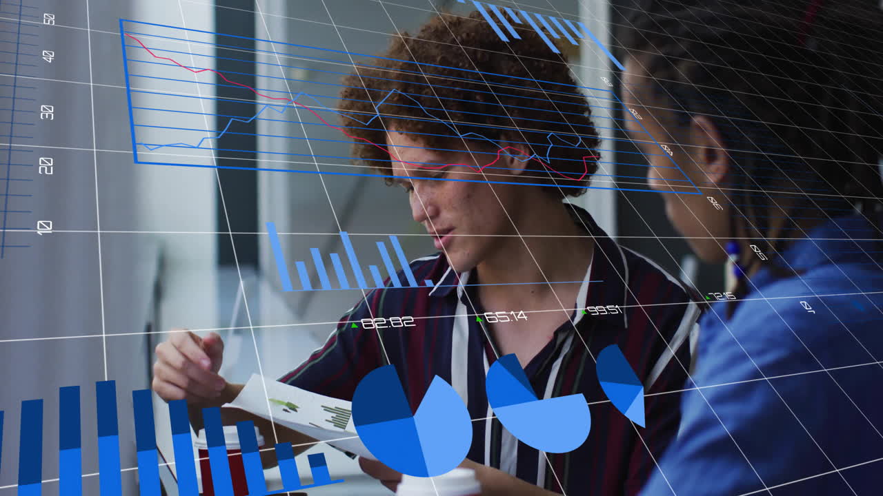 animación de gráficos azules procesando datos sobre diversos colegas masculinos hablando en una oficina casual