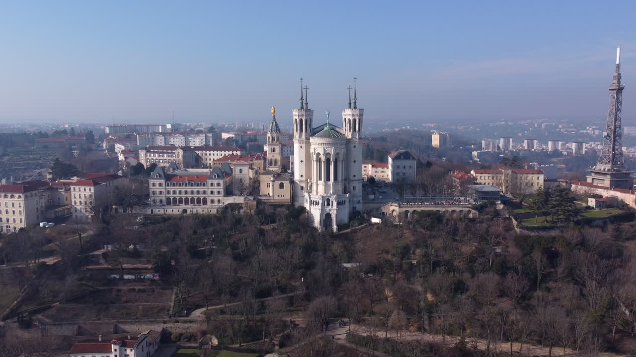 vista aérea de retroceso de la icónica basílica de notre-dame de fourvière, lyon, francia