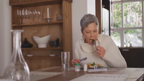 mujer mayor sola en casa