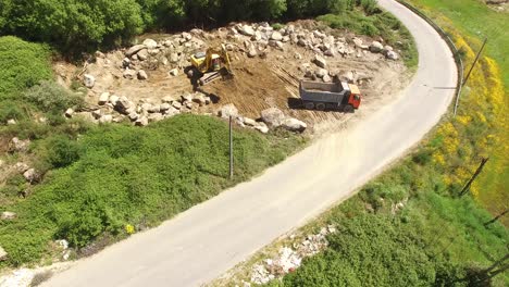 excavadora quitando arena en camión volquete