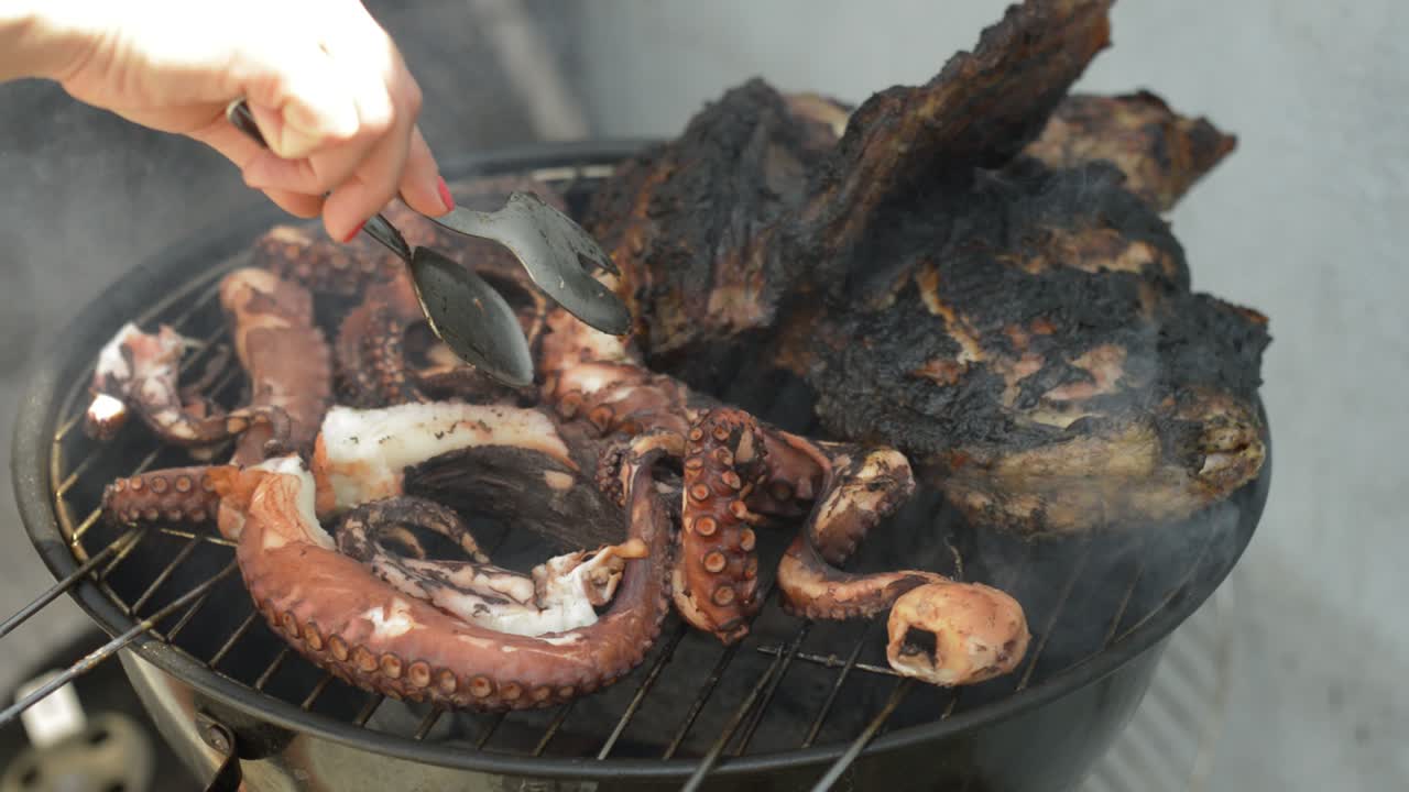 돼지고기 스테이크와 함께 바비큐에 구운 문어 촉수