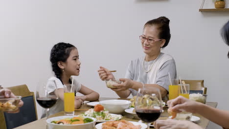 점심을 먹고 있는 아시아 가족.