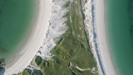 impresionante paisaje de la playa de la bahía de perros y la playa de gurteen por campos verdes y arena blanca y fina en un verano en piedra redonda, connemara, irlanda