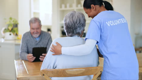 Voluntario,-Abrazar-A-Una-Mujer-Mayor-En-Un-Asilo-De-Ancianos