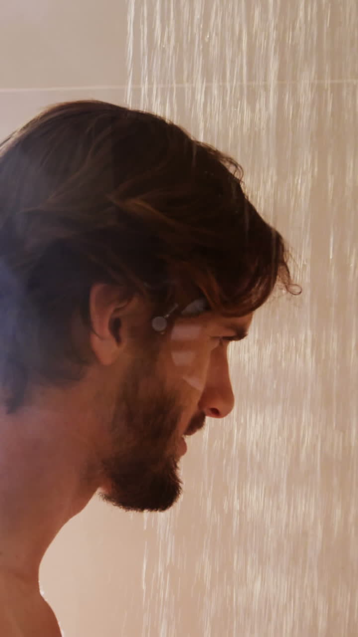 욕실에서 샤워를 하는 남자