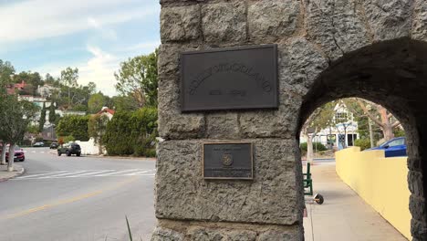 Hollywoodland-Straßenschild-Im-Städtischen-Straßenviertel-In-Hollywood,-Los-Angeles