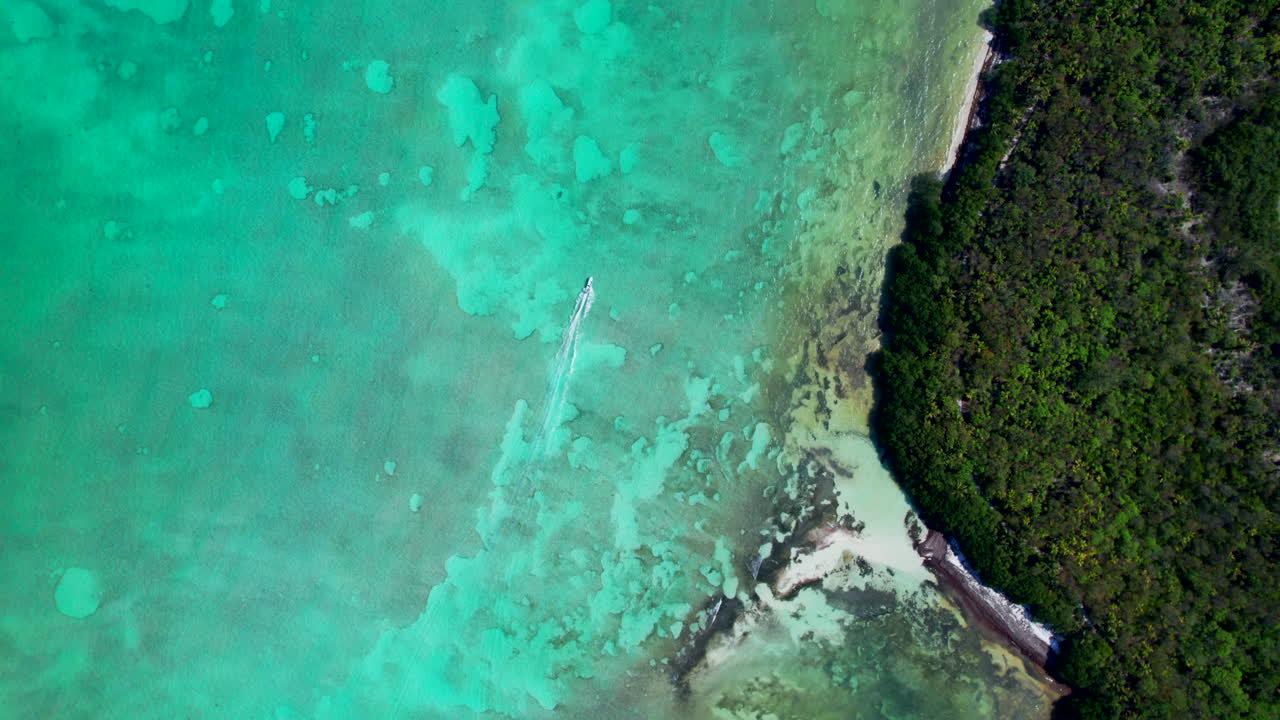 aerial de arriba hacia abajo ferry barco de crucero en el mar del caribe méxico tulum viaje destino de vacaciones sian ka'an reserva reserva de la biosfera