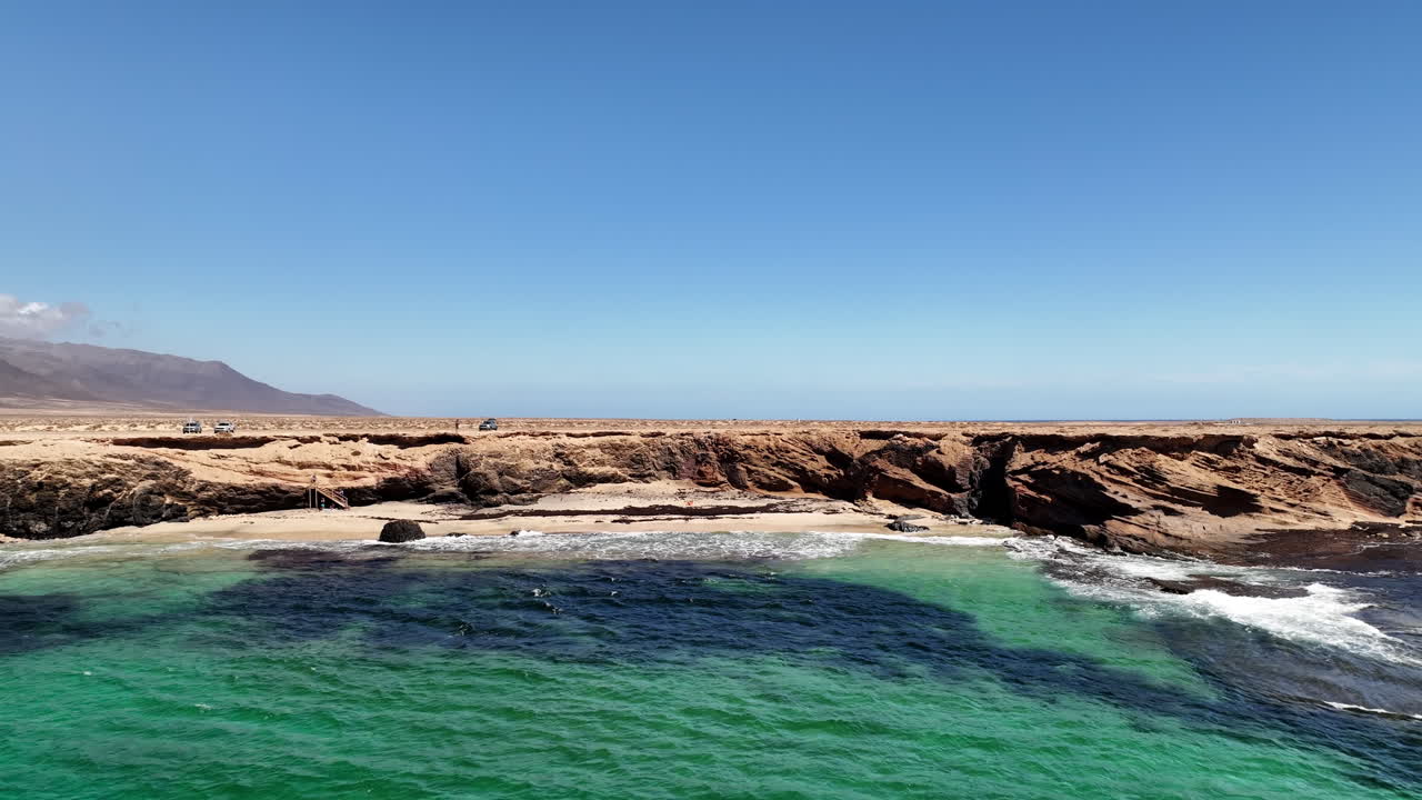 la cámara se mueve y se aleja de la hermosa playa de los ojos en la isla de fuerteventura, icanaria.