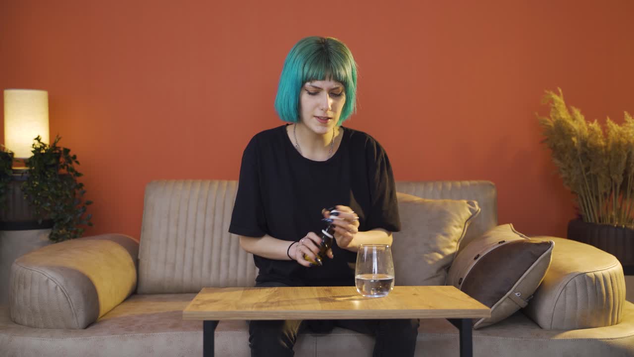 una joven deprimida está tomando pastillas antidepresivas.