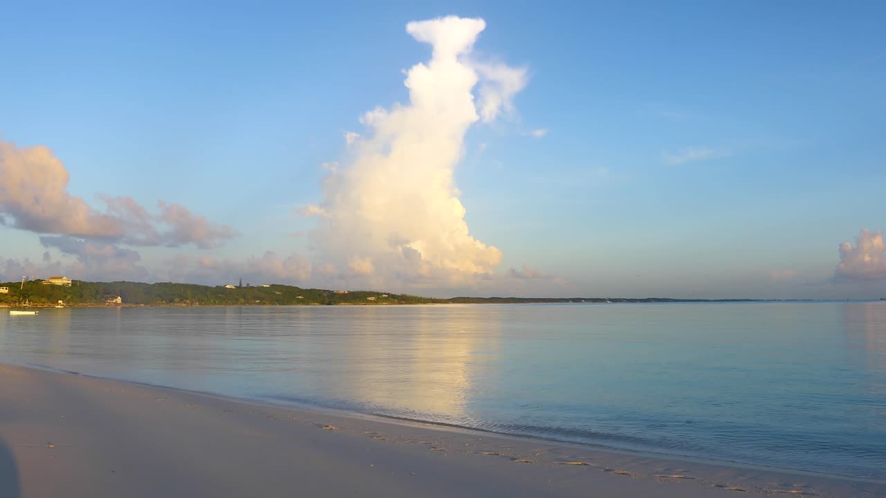 Video statico di una scena sulla spiaggia a Hoopers Bay, Exuma, nelle Bahamas