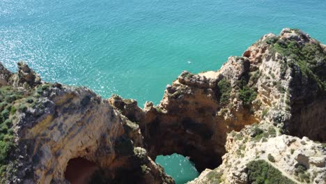 Incredible-Aerial-View-Of-Coastal-Rock-Formations-With-Caves,-Ponta-Da-Piedade,-Portugal