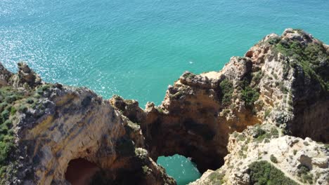 increíble vista aérea de formaciones rocosas costeras con cuevas, ponta da piedade, portugal