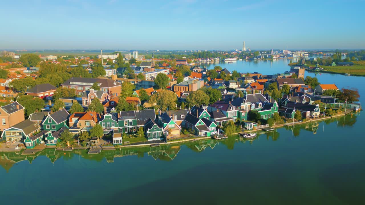 네덜란드 koog aan de zaan 의 zaanse schans 에 있는 강 을 따라 있는 오래된 전통적 인 목조 집 들