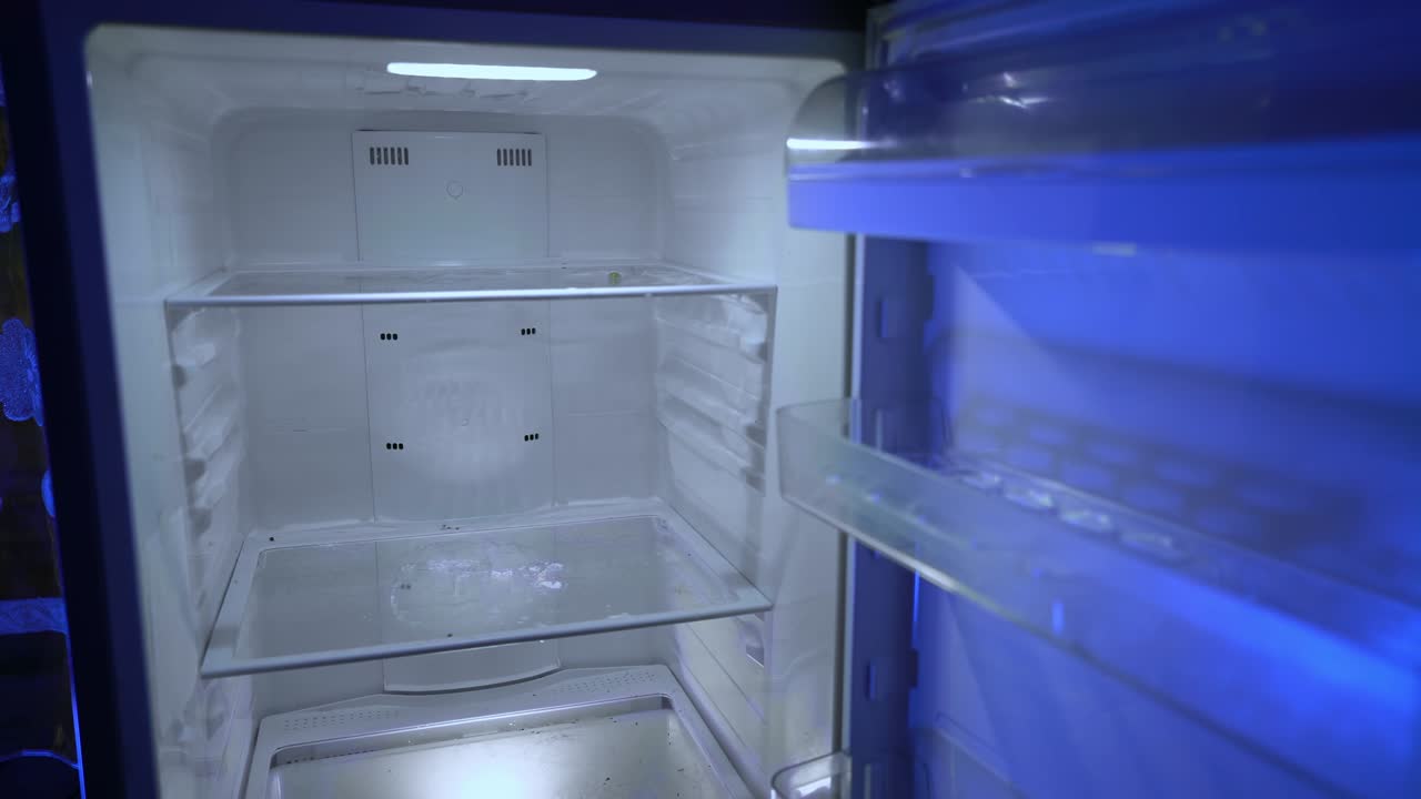 abrir y cerrar la puerta de un refrigerador vacío, nada para comer o una dieta estricta.