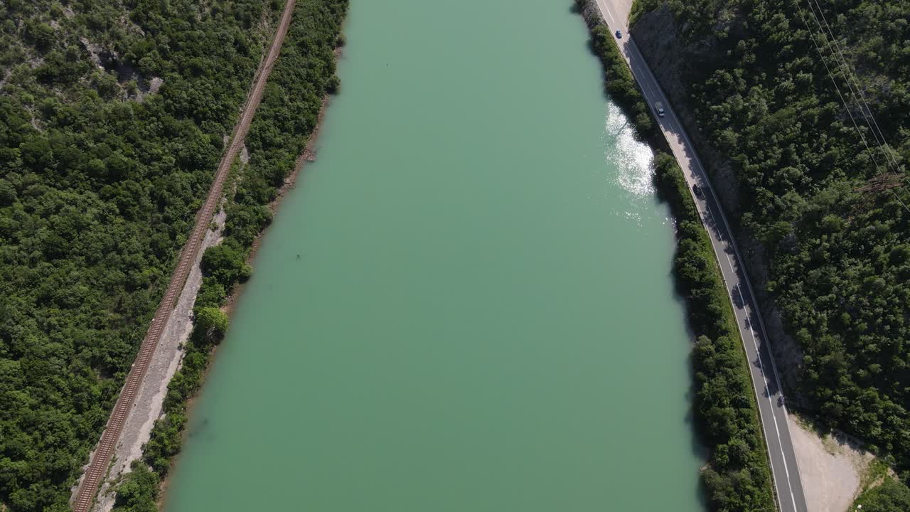 유명한 네레트바 강 드론 뷰, 푸른 강, 보스니아 모스타르