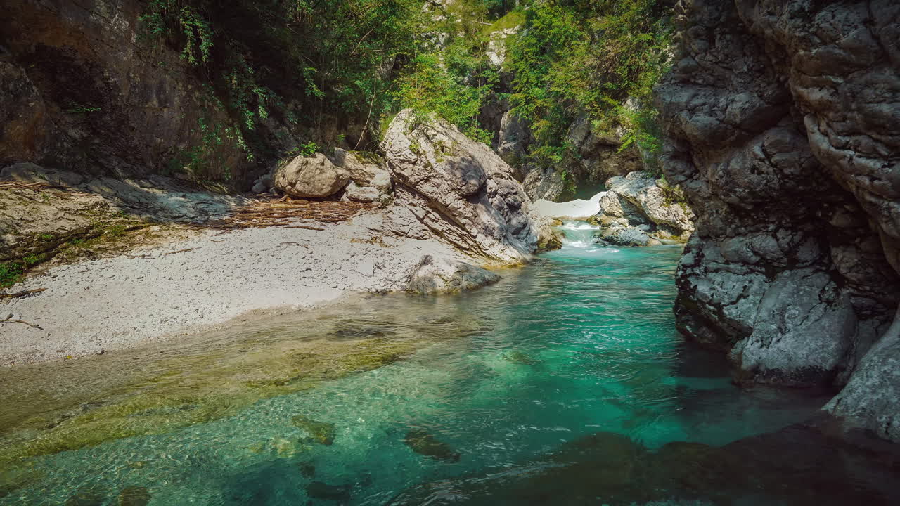 Il fiume di montagna Soča nel Parco Nazionale del Triglav in Slovenia, Alpi slovene
