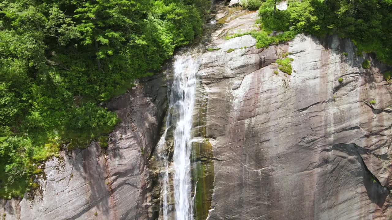una excelente toma aérea de chimney rock north carolina se aleja para revelar la longitud de las caídas de nuez de nogal
