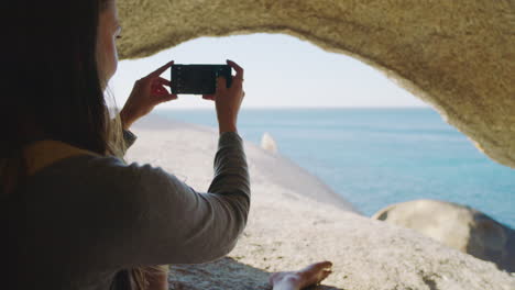 Strand,-Höhle-Und-Frau-Mit-Telefon-Für-Ein-Foto