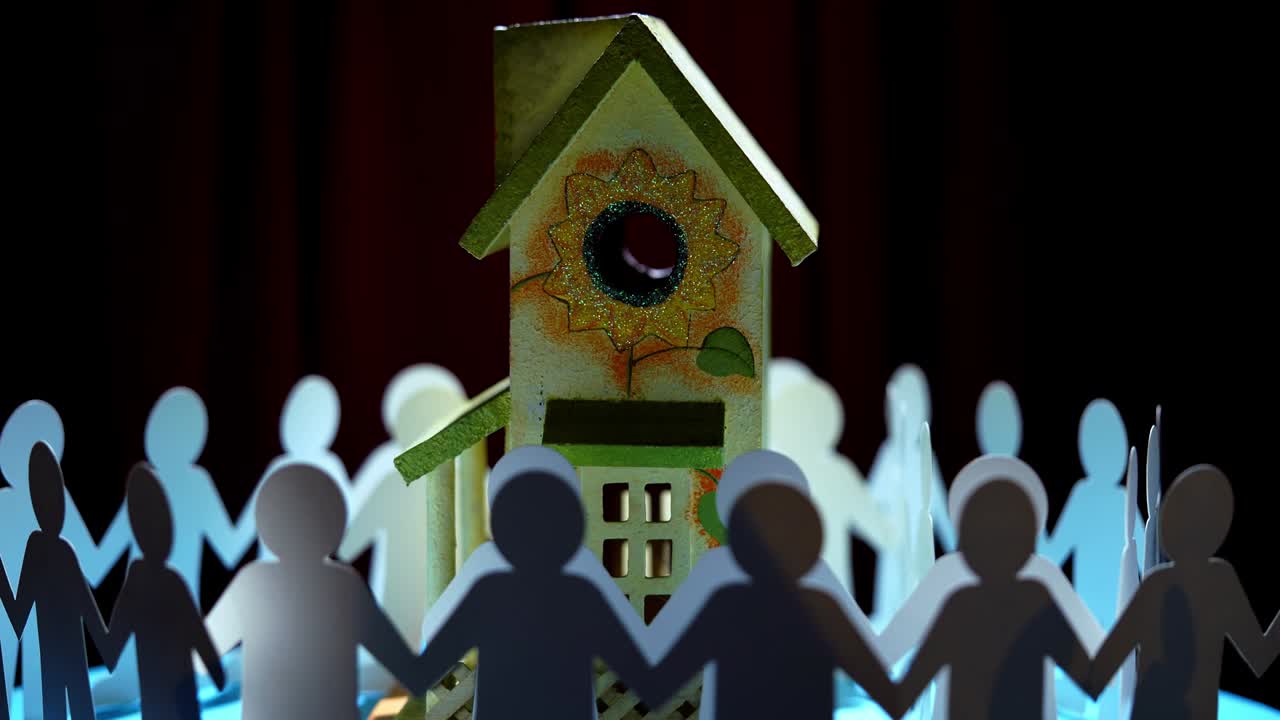 종이 체인 종이 인형으로 둘러싸인 모델 하우스