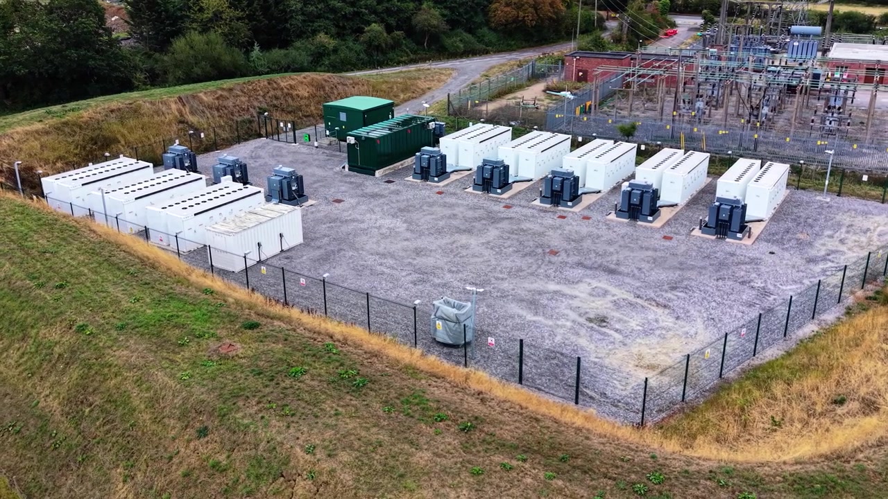 Orbita aerea lenta intorno al sistema di accumulo di energia a batteria BESS vicino a una sottostazione elettrica nel Regno Unito