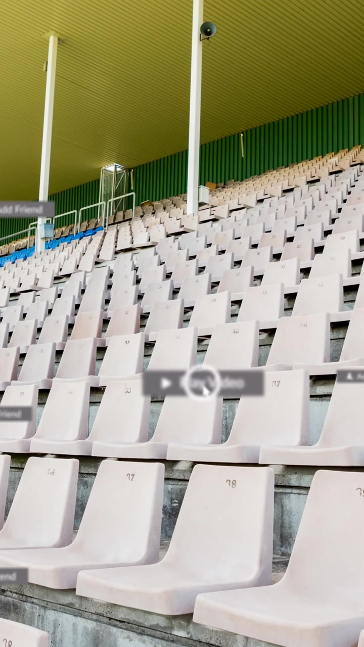 Animación de iconos de redes sociales en banners sobre gradas vacías en un estadio deportivo