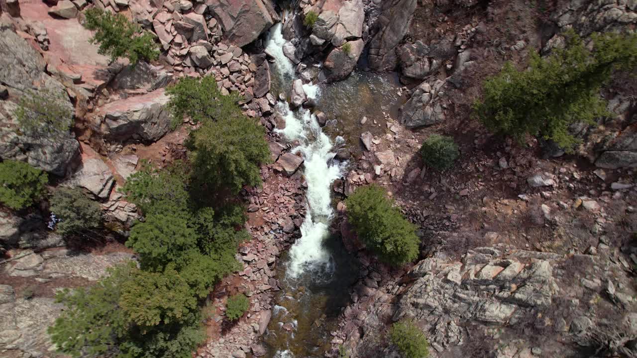 zoom out toma de un río en las montañas de colorado