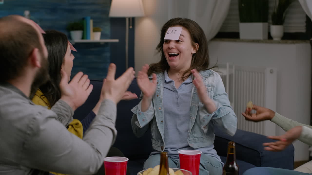 grupo multirracial de personas riendo mientras juegan adivinen quién juega con notas adhesivas