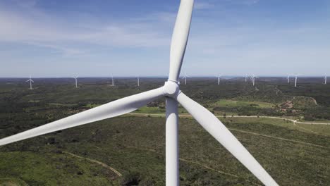 Antena-Hacia-Atrás-De-Primer-Plano,-Establecer-Un-Molino-De-Viento-Productor-De-Energía-Verde-En-Portugal