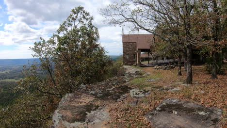 Petit-Jean-State-Park,-Arkansas,-Zu-Fuß-Am-Rand-Der-Klippe-Entlang