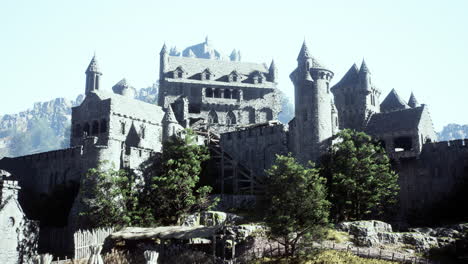 un castillo de piedra en las montañas