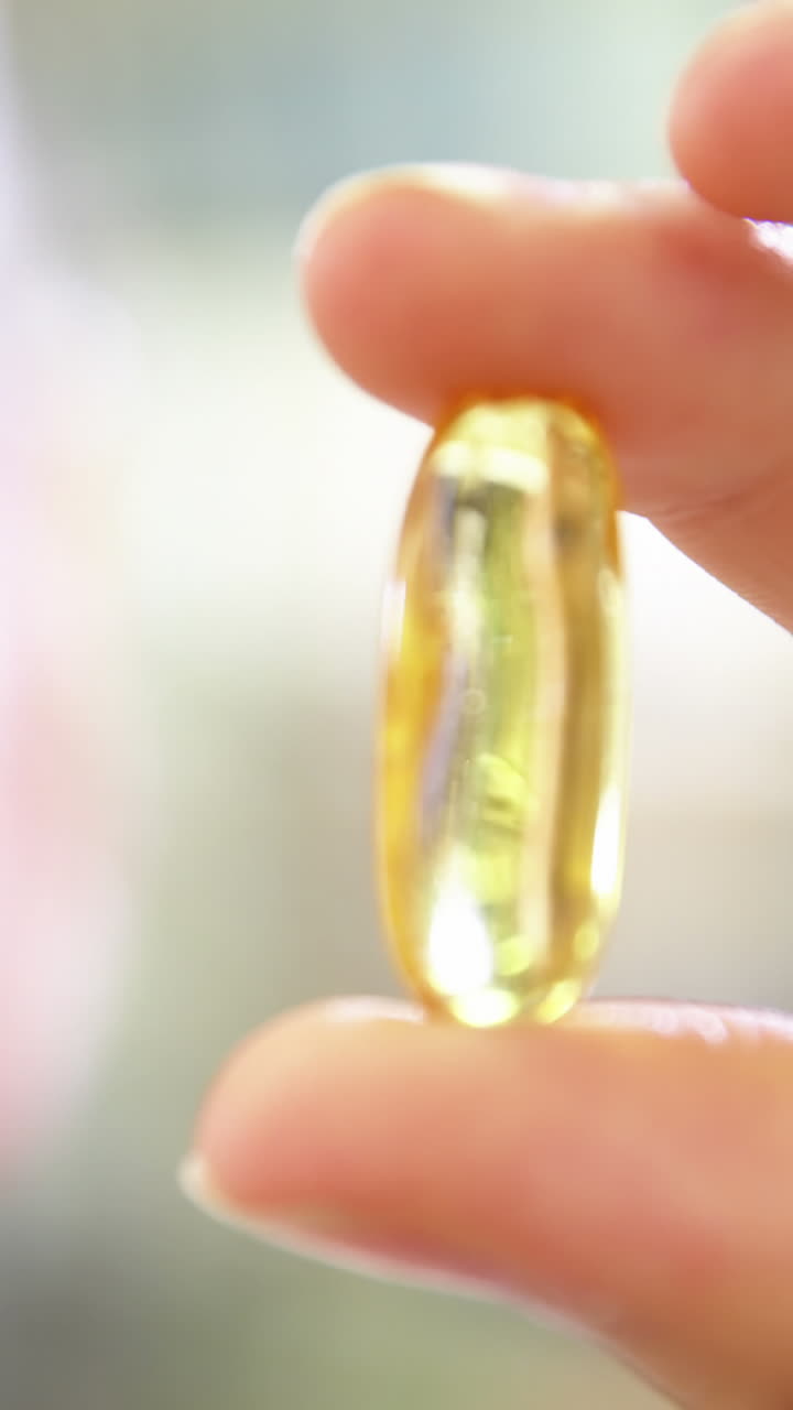 farmacéutico chequeando una cápsula