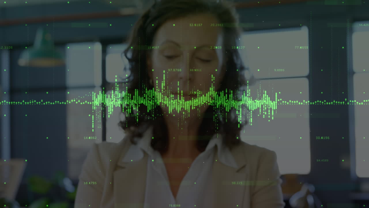 animación de ondas sonoras verdes y números sobre una mujer de negocios caucásica revisando un modelo arquitectónico