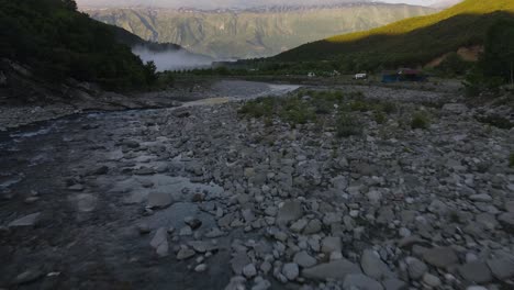 Luftaufnahme-Der-Benja-Therme-Mit-Alter-Brücke-Im-Hintergrund