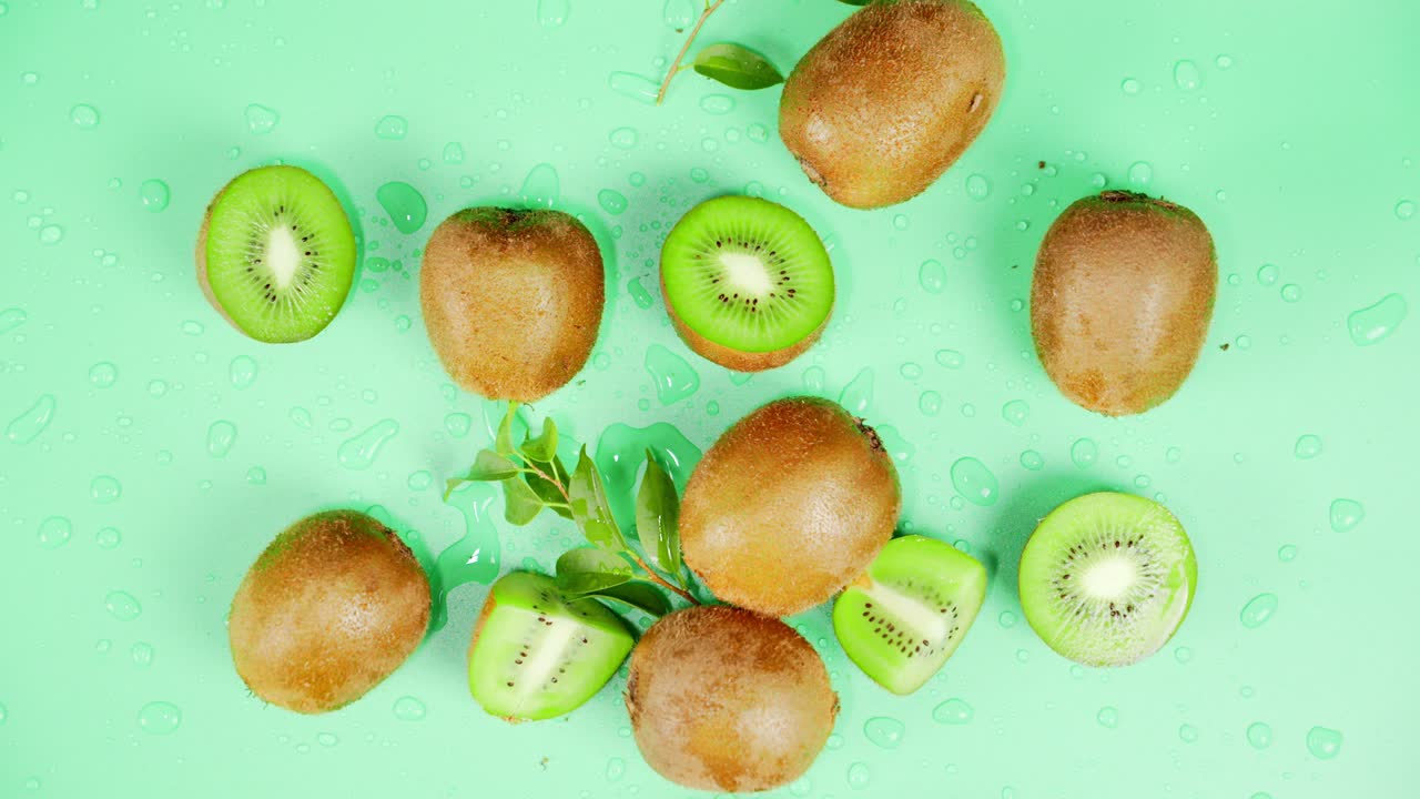 Kiwi fresco con foglie ruota lentamente