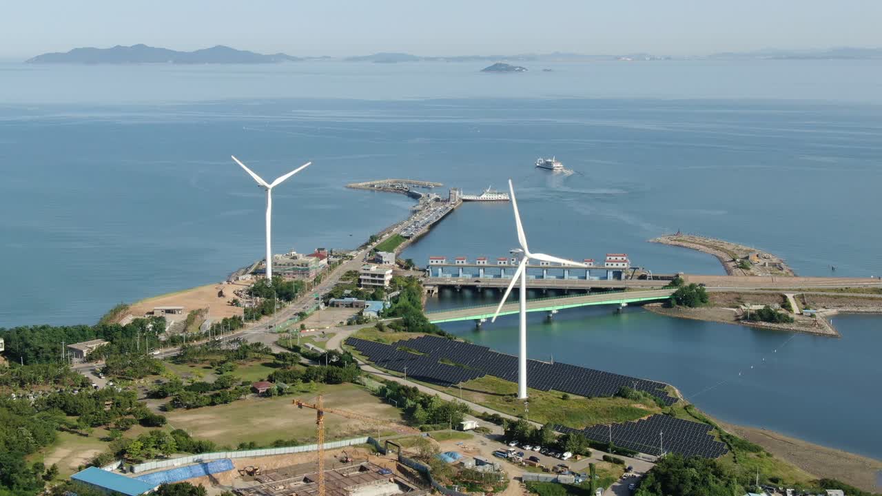 바다에서 천천히 회전하는 흰색 풍력 발전기