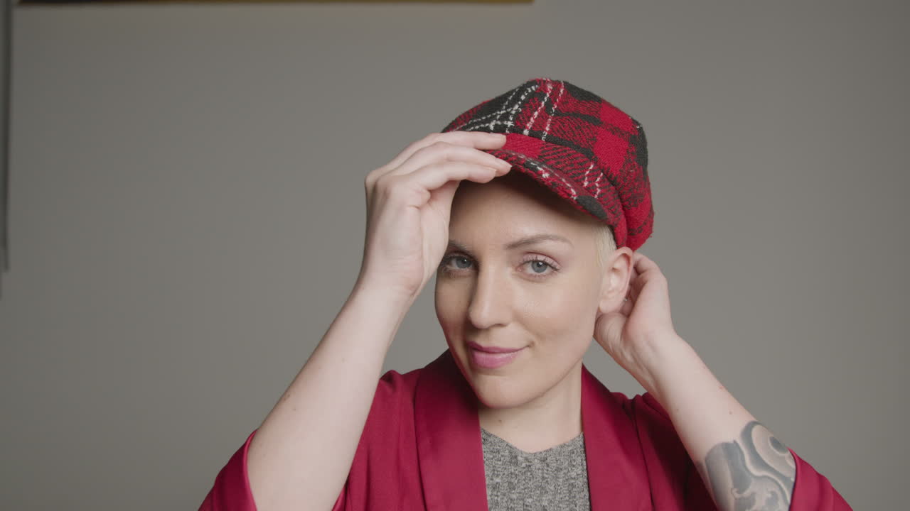 스튜디오 초상화를 위해 카메라에 포즈를 취하는 여성 모델 04