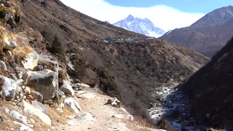 希馬拉雅山脈的美麗景色, 一條沿著山坡的步道