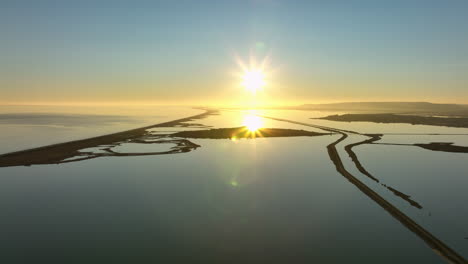 Etang-De-Vic-Aerial:-Paisaje-Acuático-Sereno-Iluminado-Por-El-Sol.