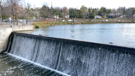 Pequeña-Cascada-Artificial-De-Un-Lago-Que-Desemboca-En-Un-Río