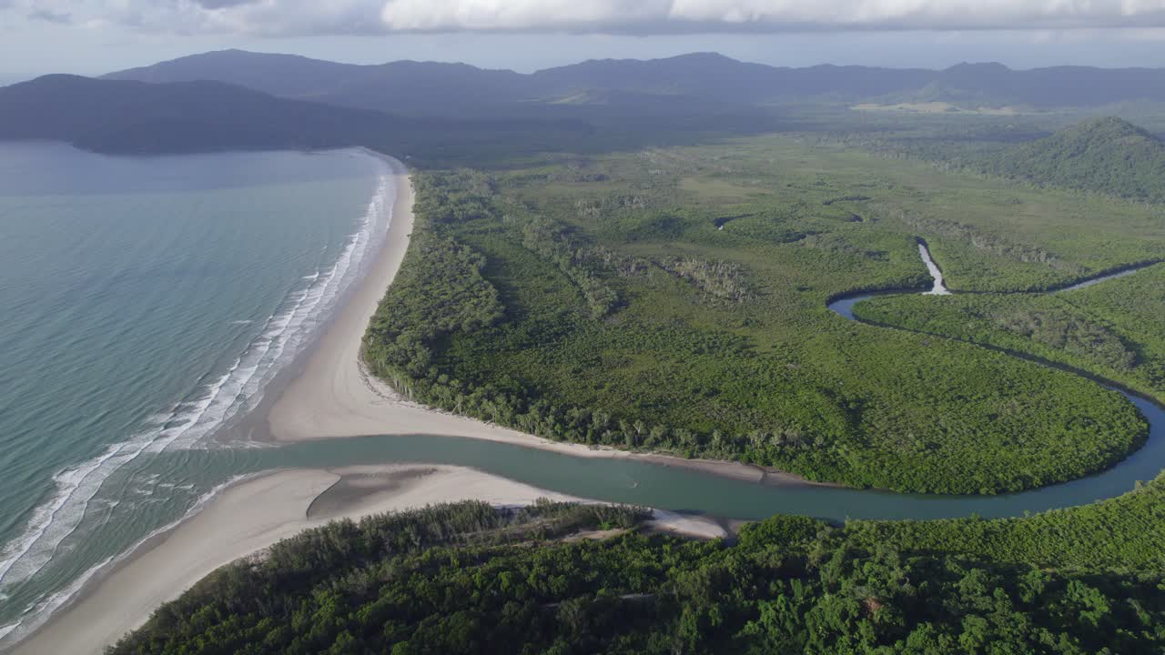 vista aérea sobre el río que fluye a través del océano en el parque nacional daintree, lejano norte de queensland, australia - disparo de drones