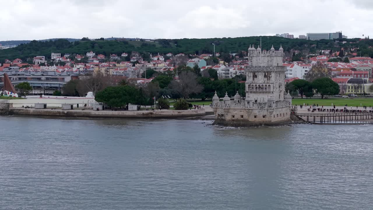 Lisabonský památník Belémská věž, ústí řeky Tejo, čtvrť Restelo, záběr dronem.