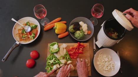 Pareja-Caucásica-Mayor-Cocinando-Juntos-En-La-Cocina