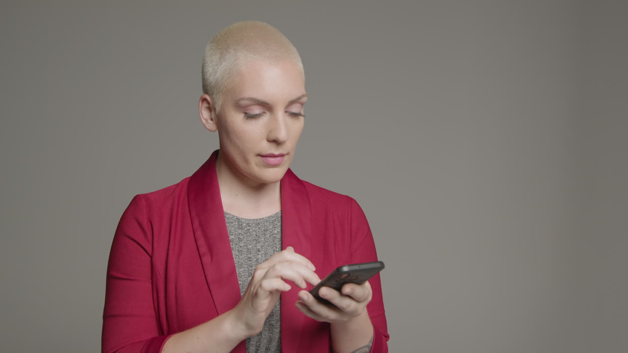 modelo femenino posando con smartphone durante el retrato de estudio 07