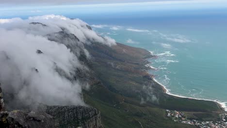 vista de las nubes rodando sobre la montaña de la mesa en ciudad del cabo sudáfrica