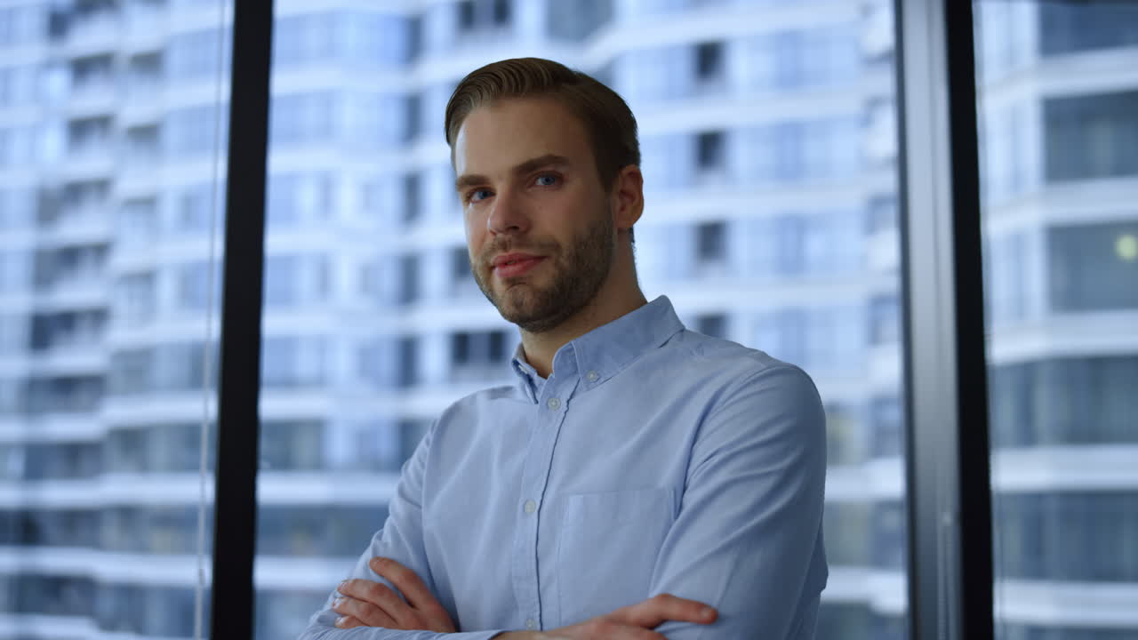 hombre de negocios confiado posando en una oficina moderna