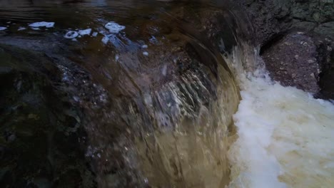 movimiento lento agua en cascada en piscinas de espuma río mahon waterford irlanda