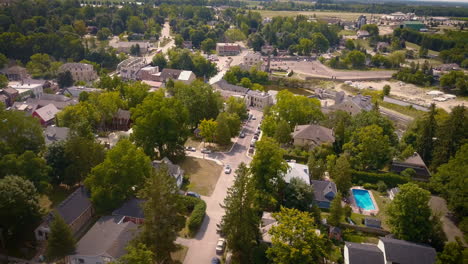 Sobrevuelo-Aéreo-De-La-Pintoresca-Y-Pequeña-Ciudad-De-Elora,-Ontario,-Canadá